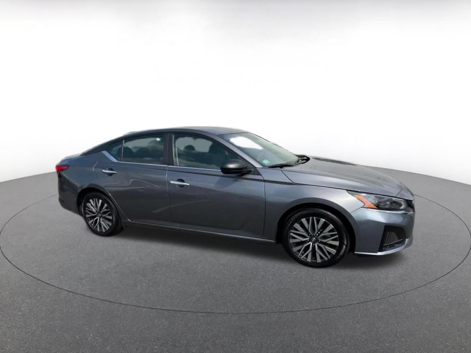 Used 2025 Nissan Altima 2.5 SV FWD image 2