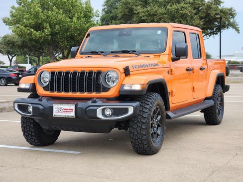 Used 2025 Jeep Gladiator Sport AWD/4WD image 2