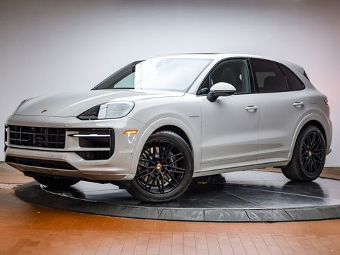Used 2025 Porsche Cayenne E-Hybrid image 2