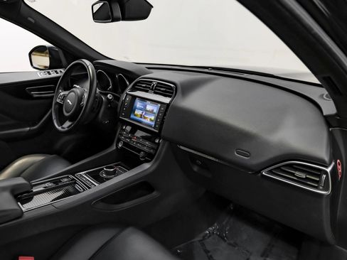 Used 2018 Jaguar F-PACE Premium image 7