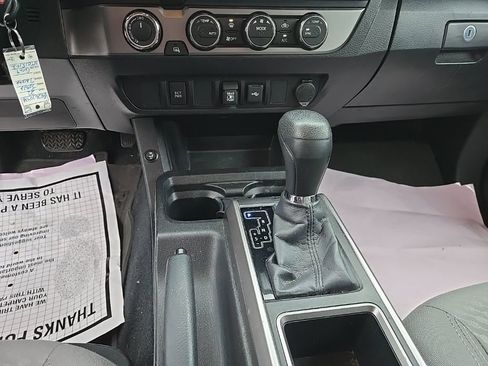 Used 2022 Toyota Tacoma SR5 AWD/4WD image 24