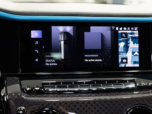 Certified 2025 Rolls-Royce Cullinan Black Badge AWD/4WD image 35