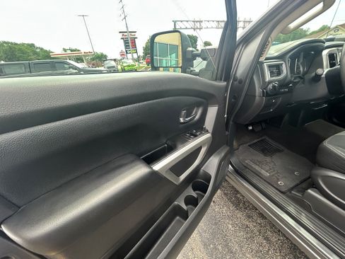 Used 2017 Nissan Titan SV AWD/4WD image 6
