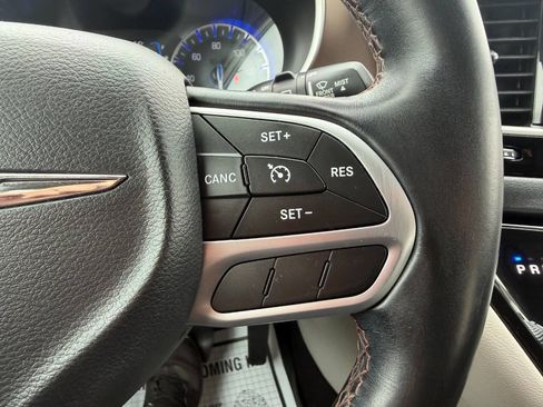 Used 2017 Chrysler Pacifica Touring-L FWD image 22