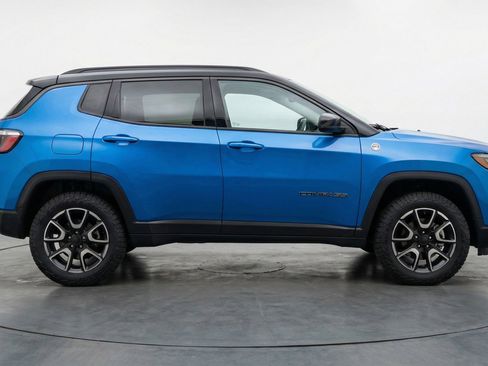 Used 2025 Jeep Compass Trailhawk AWD/4WD image 11
