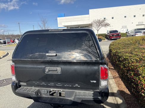 Used 2021 Toyota Tacoma TRD Sport image 9