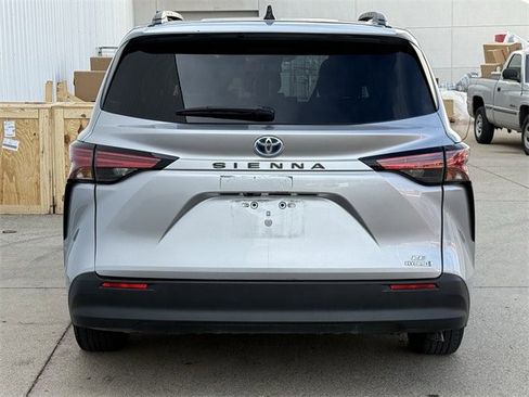 Used 2022 Toyota Sienna LE image 5