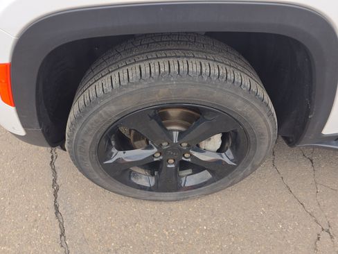 Used 2024 Jeep Grand Cherokee Limited w/ Luxury Tech Group II image 11