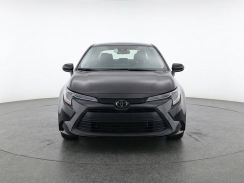 Used 2025 Toyota Corolla LE image 2