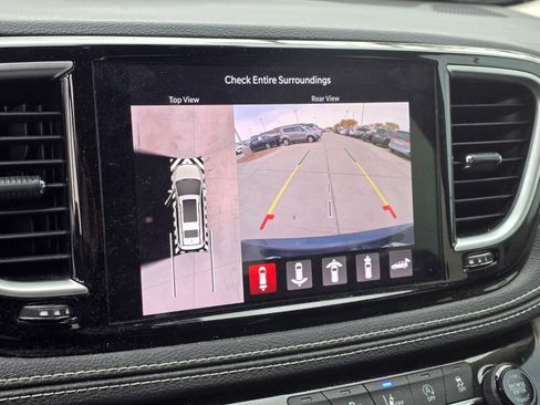 Used 2022 Chrysler Pacifica Limited w/ Uconnect Theater Family Group image 16