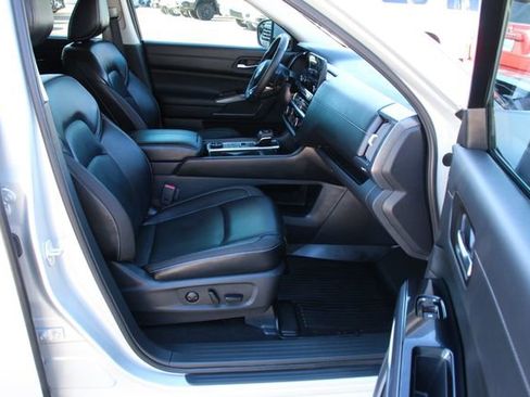 Used 2023 Nissan Pathfinder SL w/ Black Appearance Package image 28