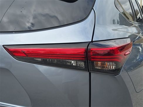 Used 2021 Toyota Highlander XLE image 8