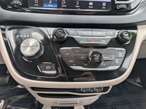 Used 2024 Chrysler Pacifica Touring-L image 16