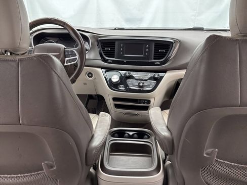 Used 2017 Chrysler Pacifica Touring-L image 31