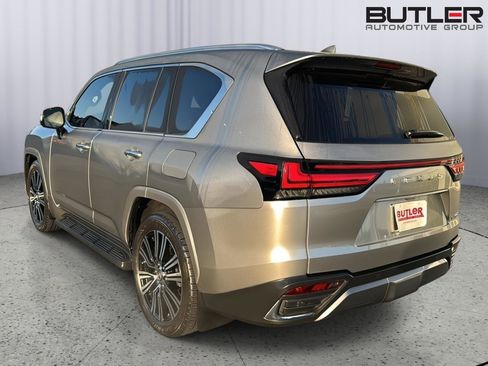 Used 2023 Lexus LX 600 4WD w/ Luxury Package image 3
