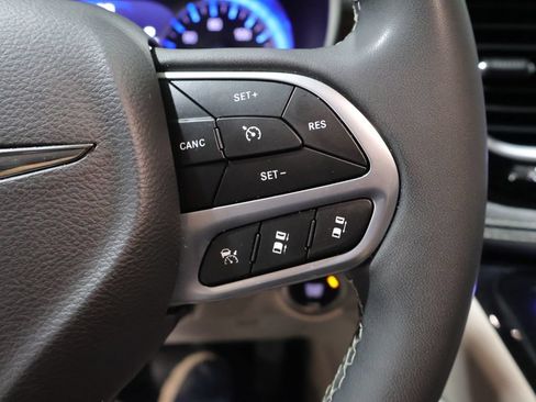 Used 2024 Chrysler Pacifica Limited FWD image 41