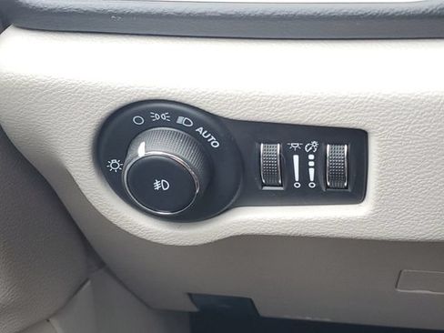 Used 2024 Chrysler Pacifica Touring-L FWD image 19