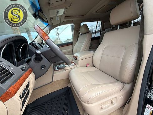 Used 2013 Toyota Land Cruiser image 12