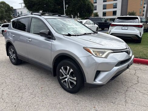 Used 2018 Toyota RAV4 LE FWD image 7
