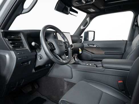 Used 2025 Lexus GX 550 image 13