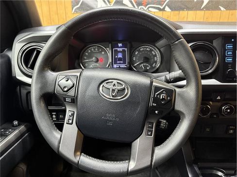 Used 2018 Toyota Tacoma TRD Sport AWD/4WD image 23