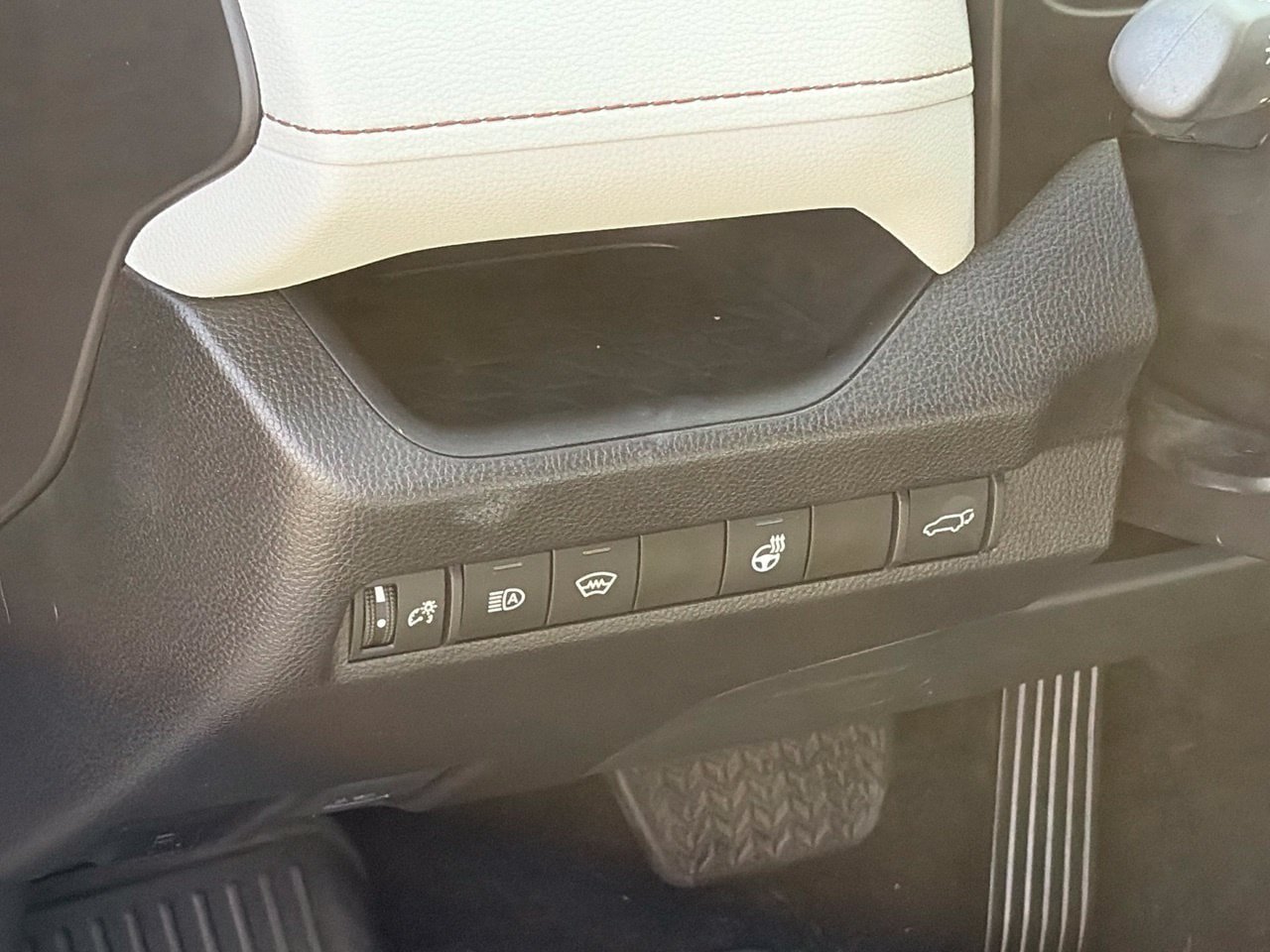 Used 2025 Toyota RAV4 XLE Premium w/ Weather Package FWD image 9