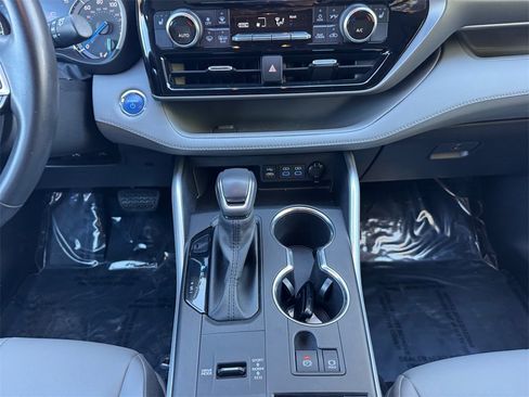 Used 2022 Toyota Highlander XLE image 11
