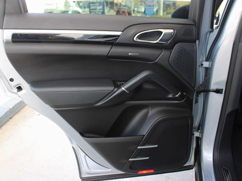 Used 2016 Porsche Cayenne AWD/4WD image 42