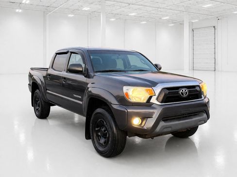 Used 2013 Toyota Tacoma 4x4 Double Cab w/ SR5 Pkg image 4