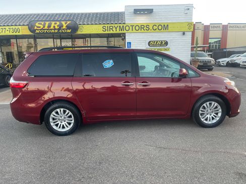 Used 2015 Toyota Sienna XLE image 2