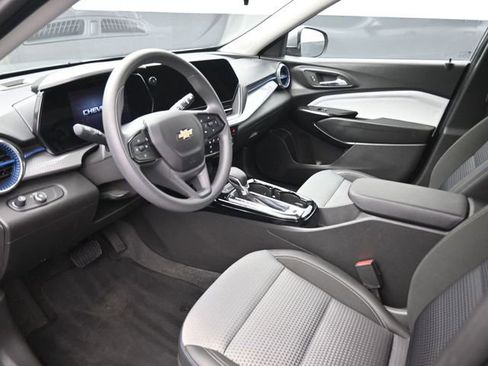 Used 2025 Chevrolet Trax LT image 18