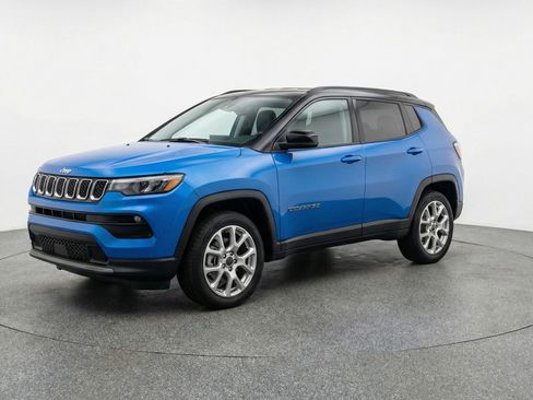 Used 2025 Jeep Compass Limited image 3