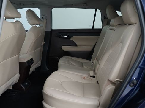 Used 2022 Toyota Highlander XLE image 14
