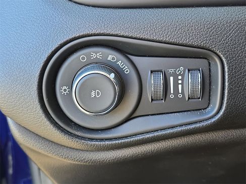 Used 2018 Jeep Renegade Limited image 18