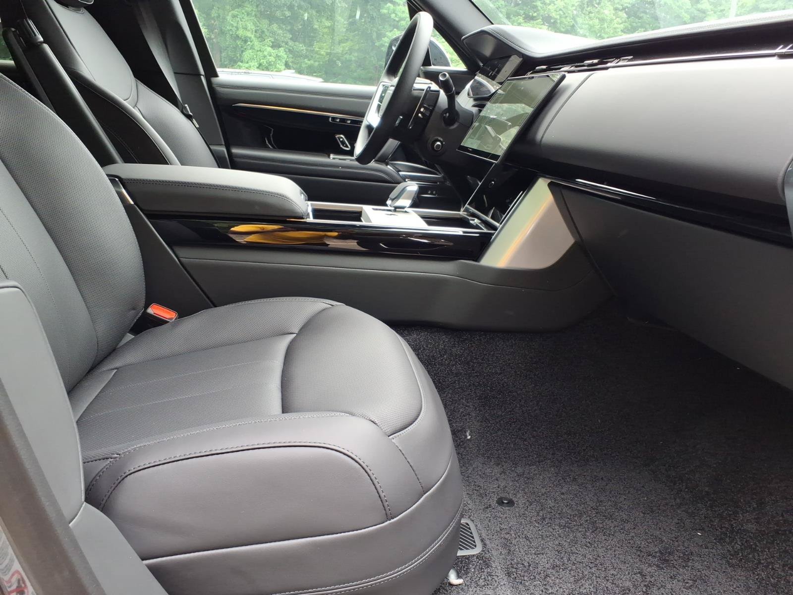 New 2026 Land Rover Range Rover Long Wheelbase SE AWD/4WD image 3