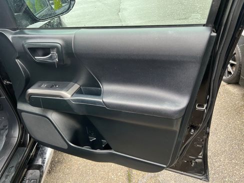 Used 2017 Toyota Tacoma TRD Sport w/ Tow Package image 28