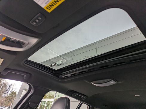 Used 2017 Volvo V60 T6 R-Design Platinum image 25