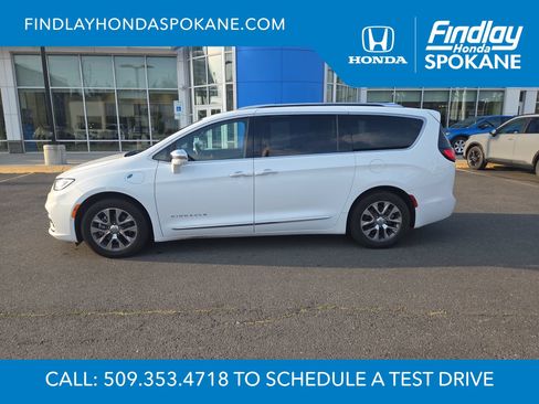 Used 2022 Chrysler Pacifica Pinnacle FWD image 2