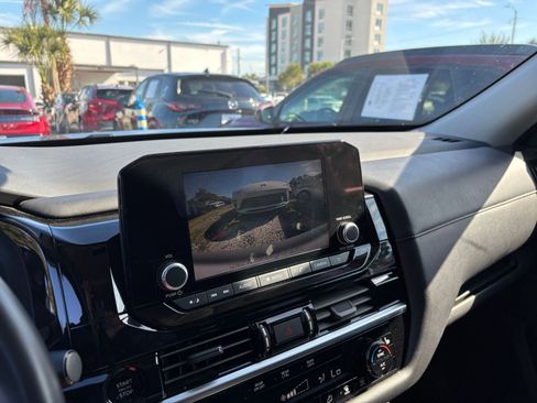 Used 2025 Nissan Pathfinder SV image 17