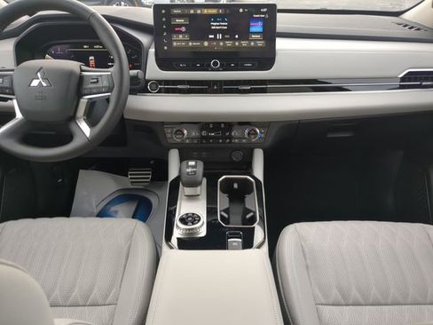 New 2025 Mitsubishi Outlander Platinum Edition image 18