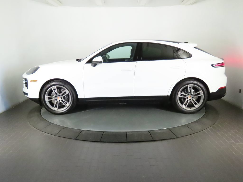 Certified 2025 Porsche Cayenne Coupe AWD/4WD image 2