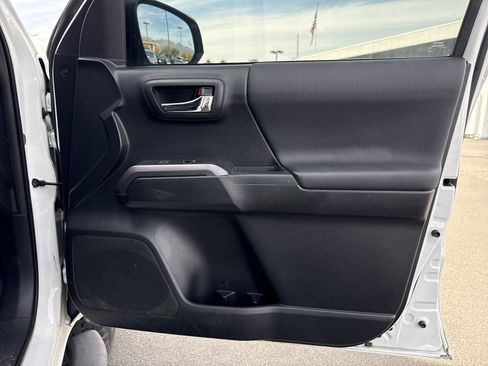 Used 2017 Toyota Tacoma TRD Sport w/ Premium & Technology Package image 32