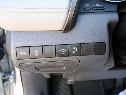 Used 2020 Toyota Camry SE image 32