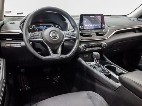 Used 2024 Nissan Altima 2.5 SV FWD image 7