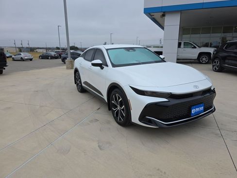 Used 2023 Toyota Crown XLE image 3