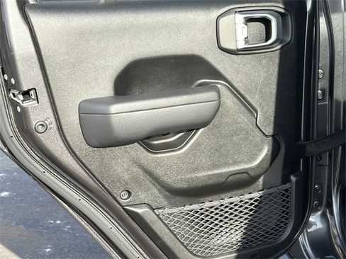 Certified 2022 Jeep Gladiator Willys image 34