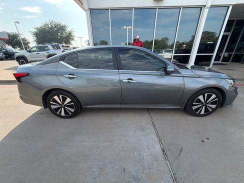 Used 2021 Nissan Altima 2.5 SV w/ SV Premium Package FWD image 5