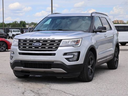 Used 2017 Ford Explorer XLT w/ Equipment Group 202A AWD/4WD image 6