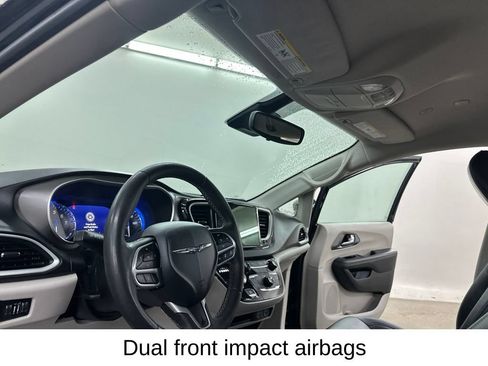 Used 2024 Chrysler Pacifica Touring-L FWD image 32