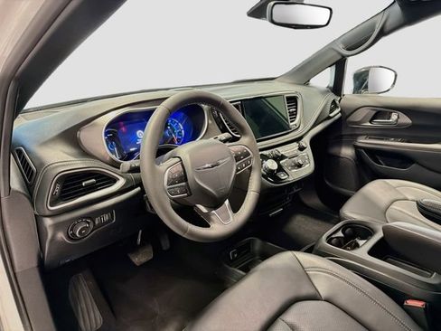 Used 2026 Chrysler Pacifica Select FWD image 8